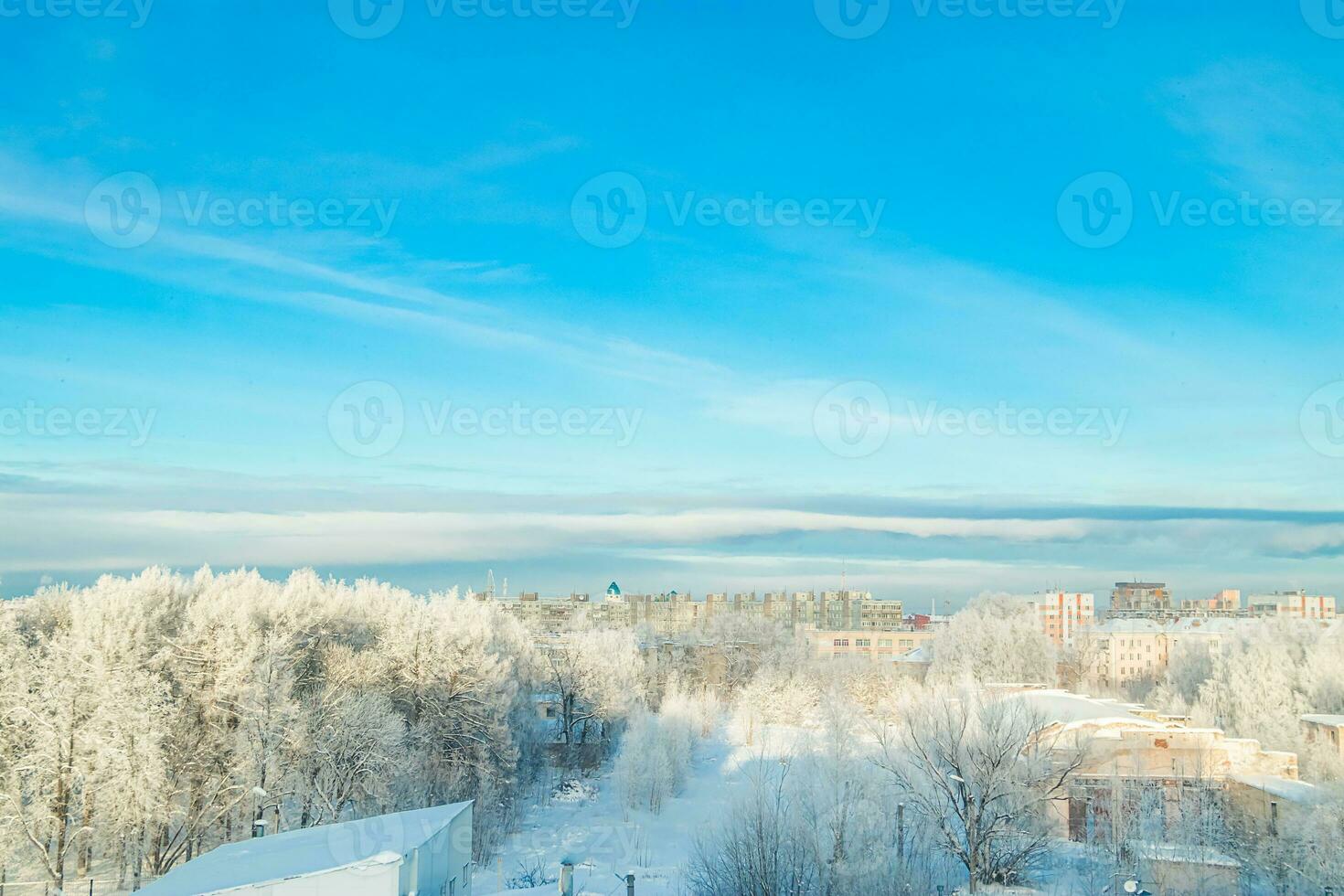 vue sur la ville en hiver. maisons et arbres dans la neige. début de la saison d'hiver. photo