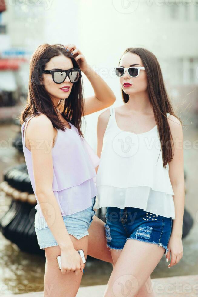 deux magnifique copines pose sur le rue photo