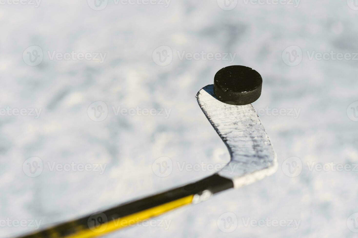 fermer de des bâtons et rondelles dans le stade photo