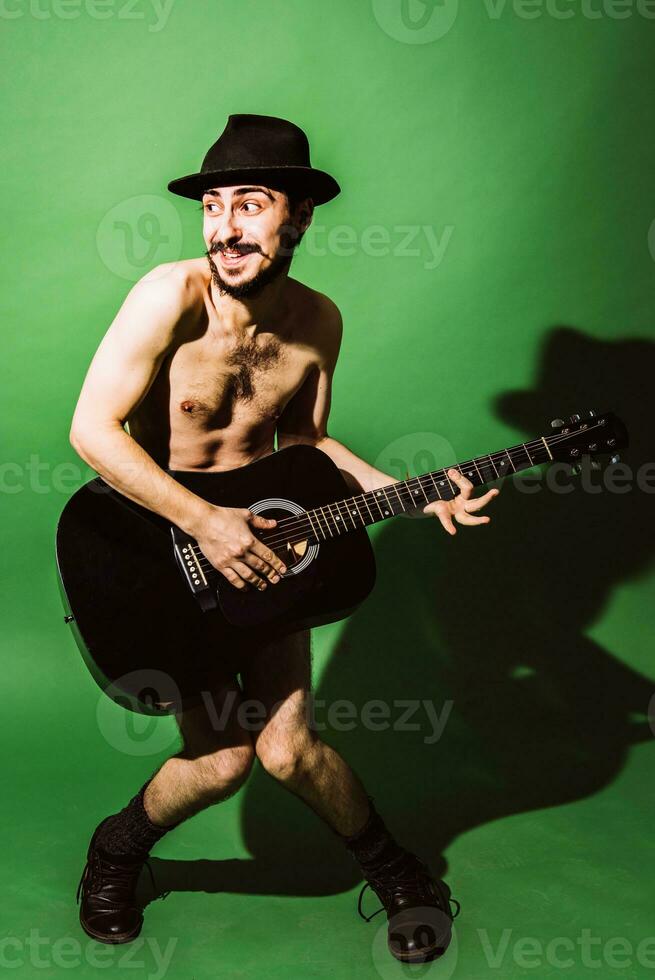 nu gars en jouant guitare dans studio photo