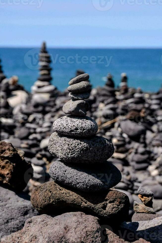 une empiler de rochers sur le plage photo