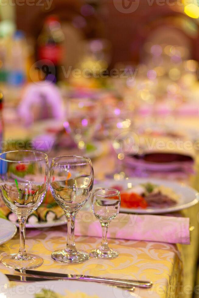 servi de fête table avec collations, lunettes, lunettes, coutellerie et serviettes pour une banquet photo