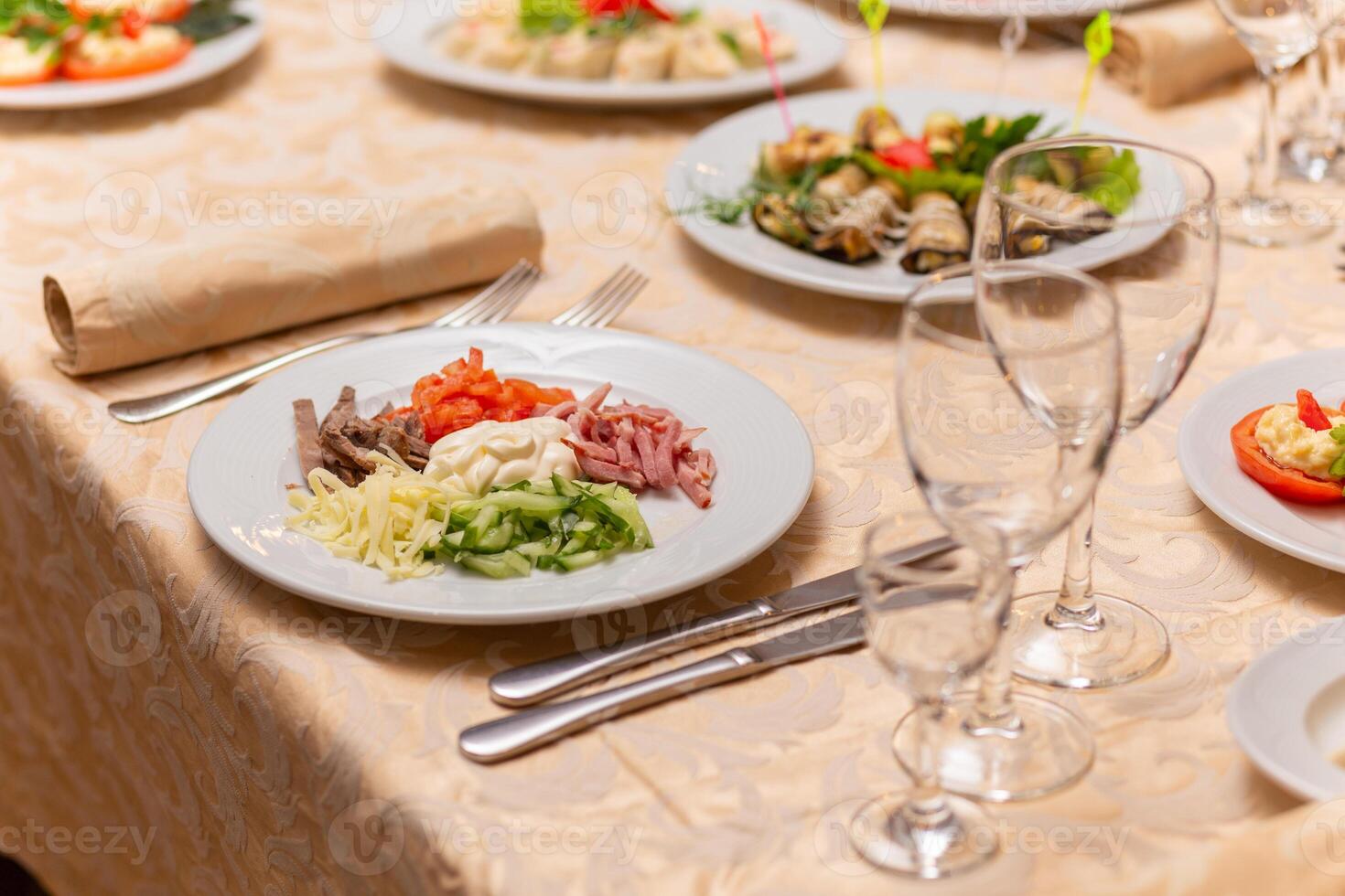 servi de fête table avec collations, lunettes, lunettes, coutellerie et serviettes pour une banquet photo