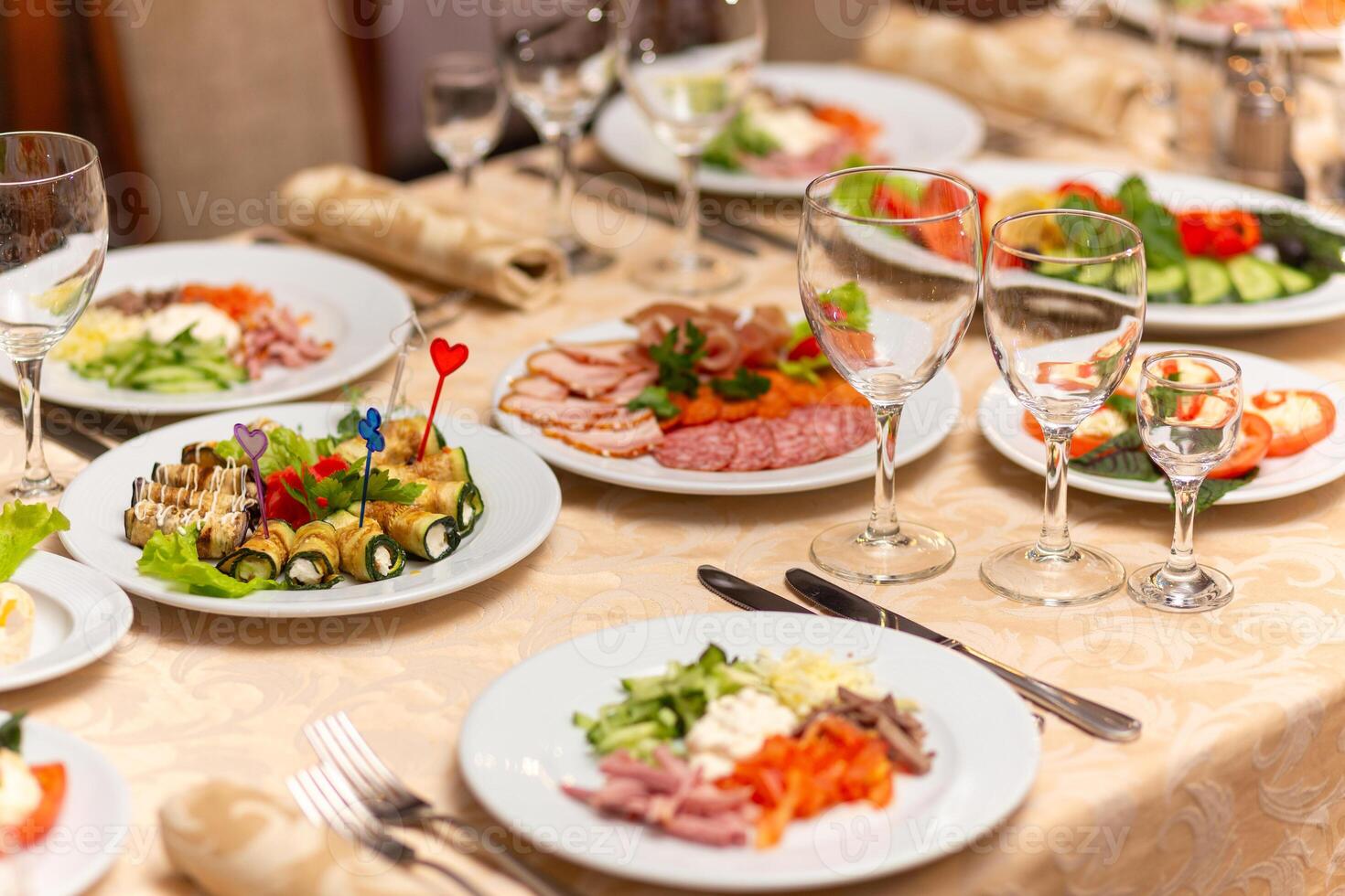 servi de fête table avec collations, lunettes, lunettes, coutellerie et serviettes pour une banquet photo