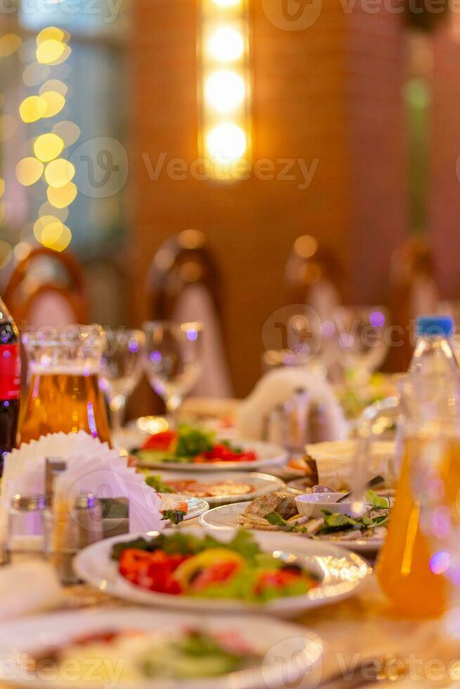 servi de fête table avec collations, lunettes, lunettes, coutellerie et serviettes pour une banquet photo