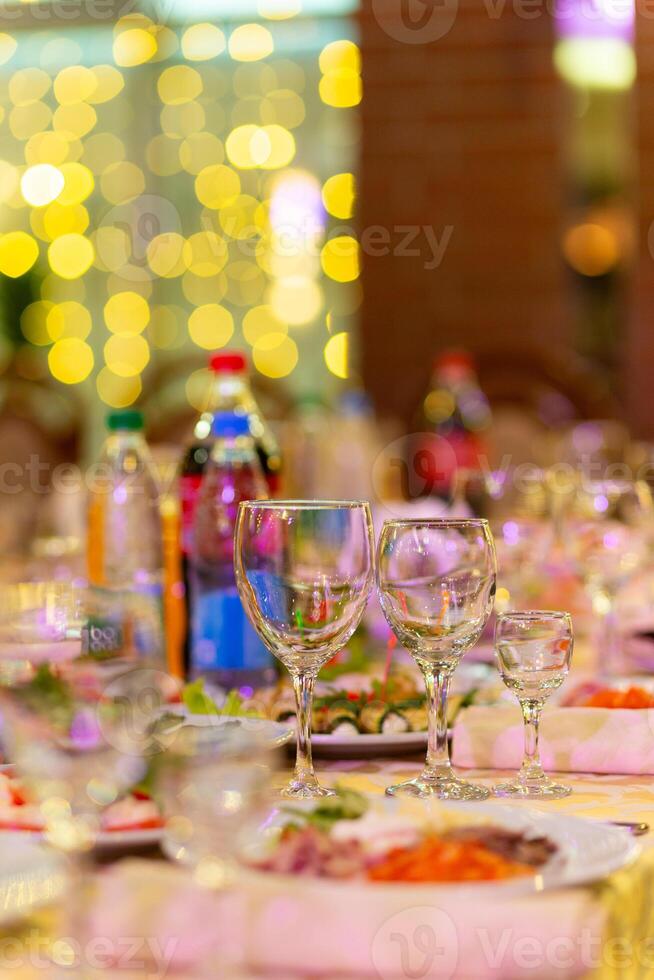 servi de fête table avec collations, lunettes, lunettes, coutellerie et serviettes pour une banquet photo