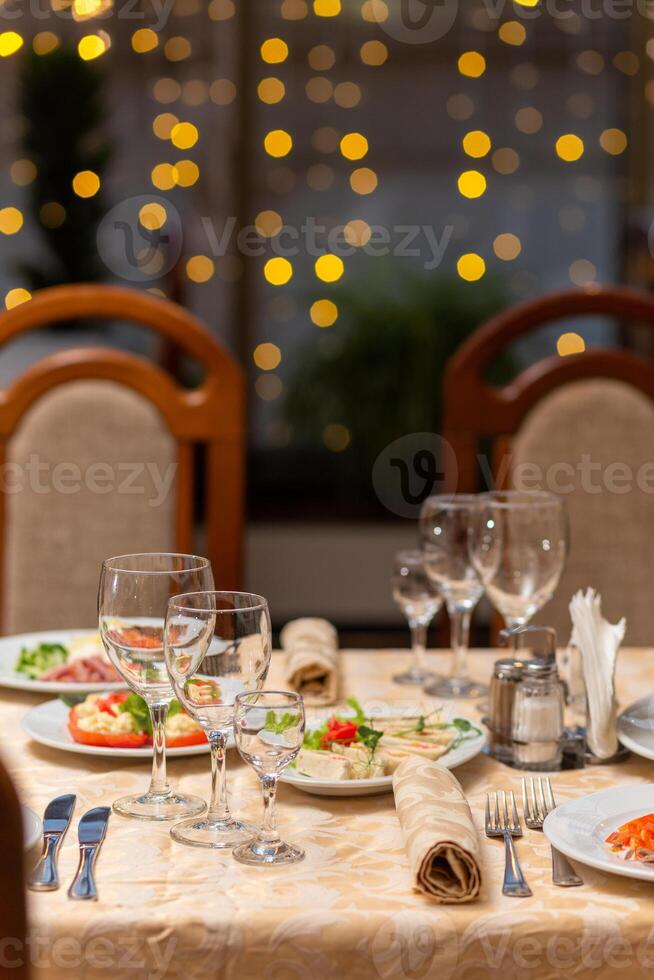 servi de fête table avec collations, lunettes, lunettes, coutellerie et serviettes pour une banquet photo