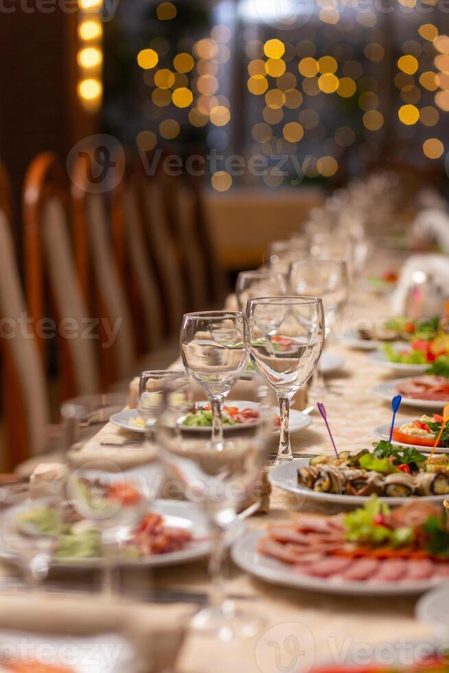 servi de fête table avec collations, lunettes, lunettes, coutellerie et serviettes pour une banquet photo