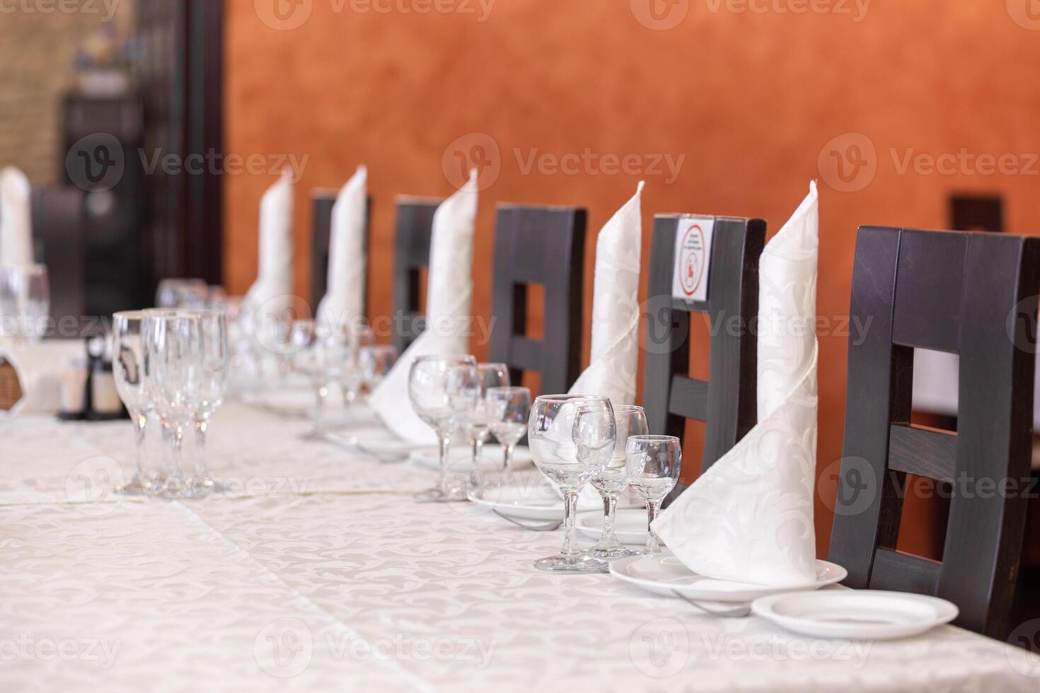 servi de fête table avec plats, lunettes, lunettes, coutellerie et serviettes pour une banquet photo