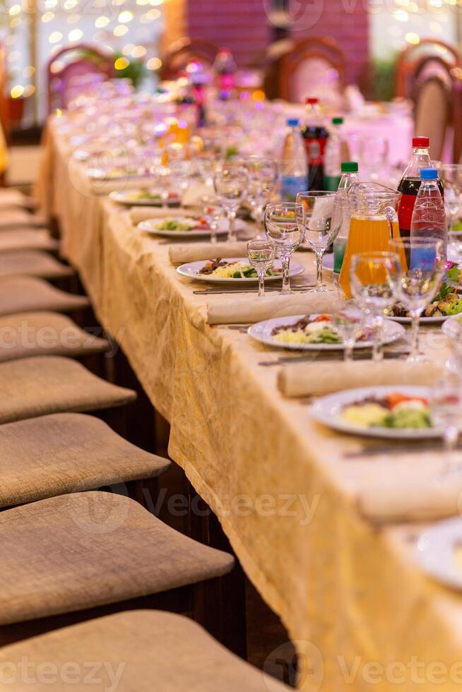 servi de fête table avec collations, lunettes, lunettes, coutellerie et serviettes pour une banquet photo