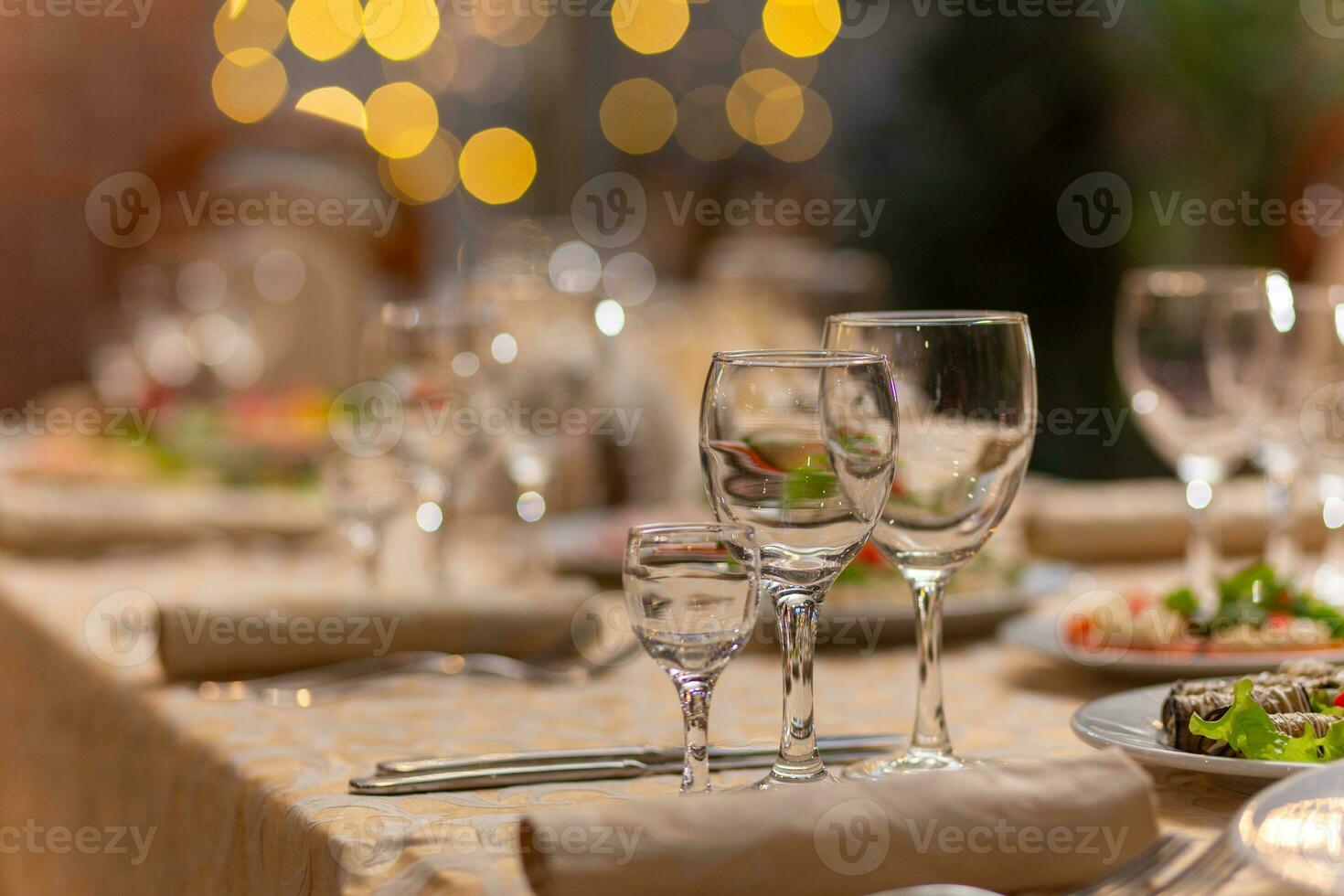 servi de fête table avec collations, lunettes, lunettes, coutellerie et serviettes pour une banquet photo