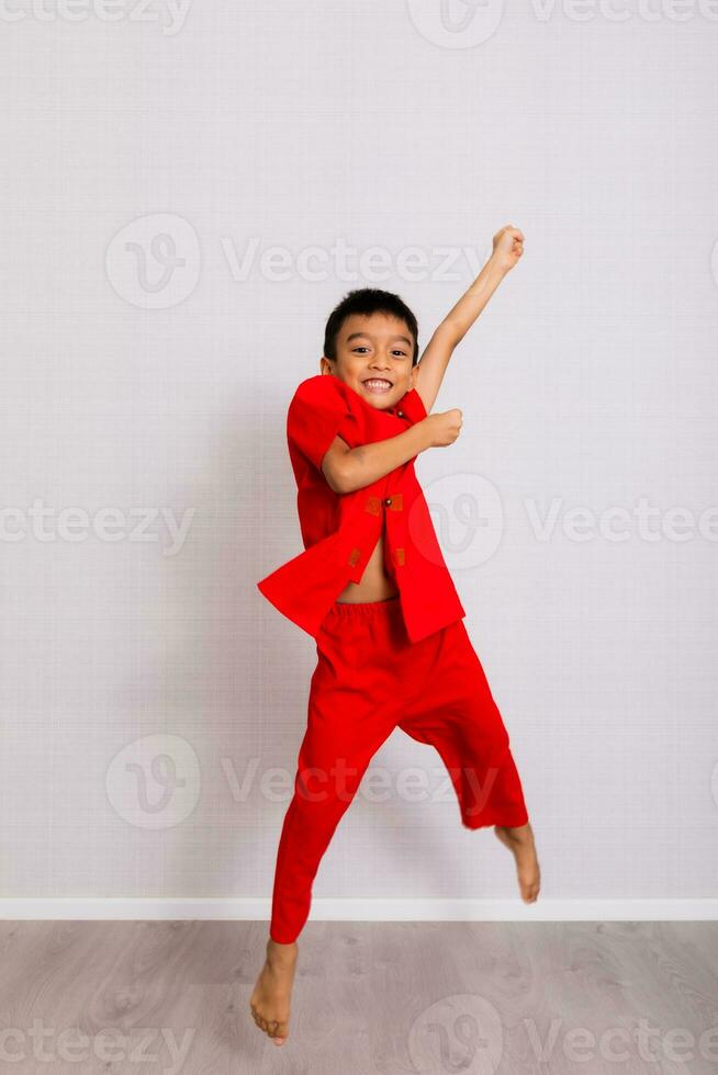 peu garçon mode souriant enfant dans rouge chinois robe, style et mode des idées pour les enfants. chinois Nouveau année photo