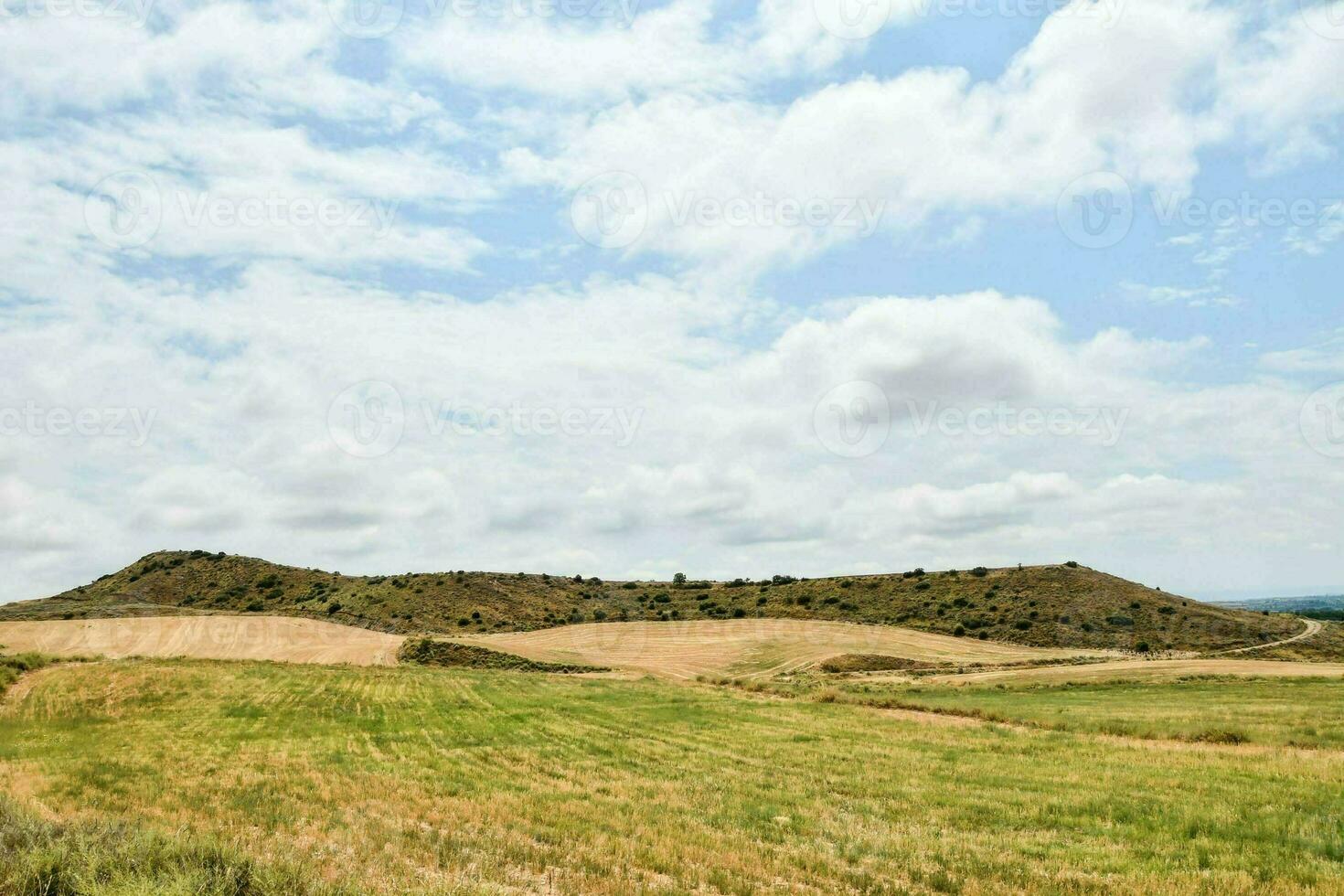une champ avec une colline dans le Contexte photo