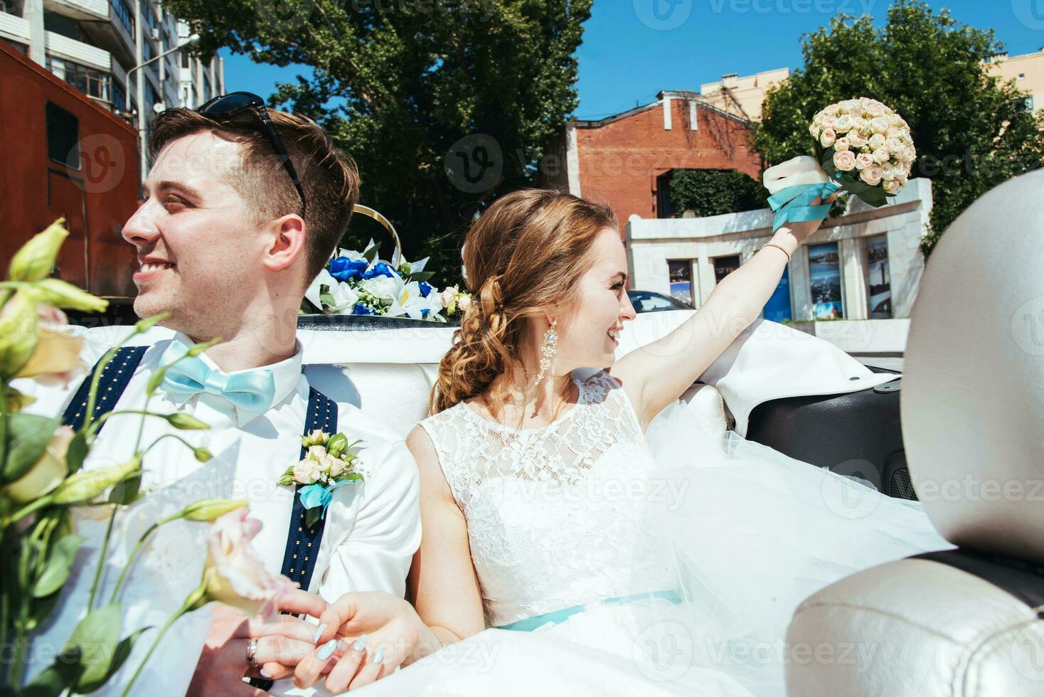 le la mariée et jeune marié sont photographié dans le voiture photo