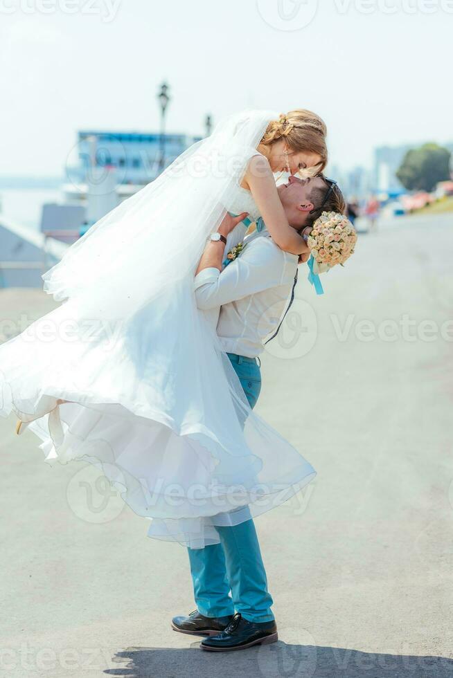 le la mariée et jeune marié pose pour le caméra photo
