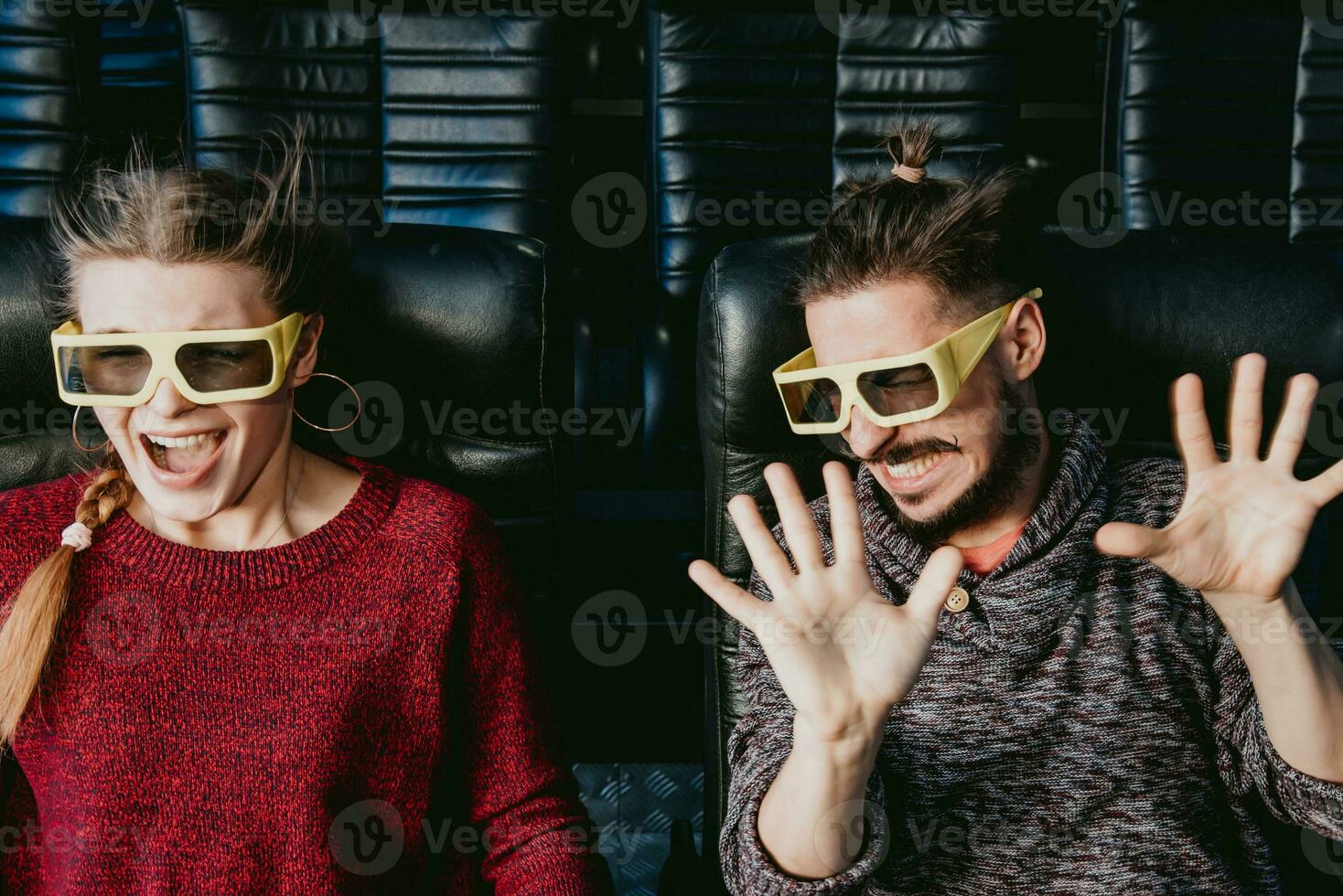 gars et fille 3d des lunettes sont très inquiet tandis que en train de regarder une film dans une cinéma photo