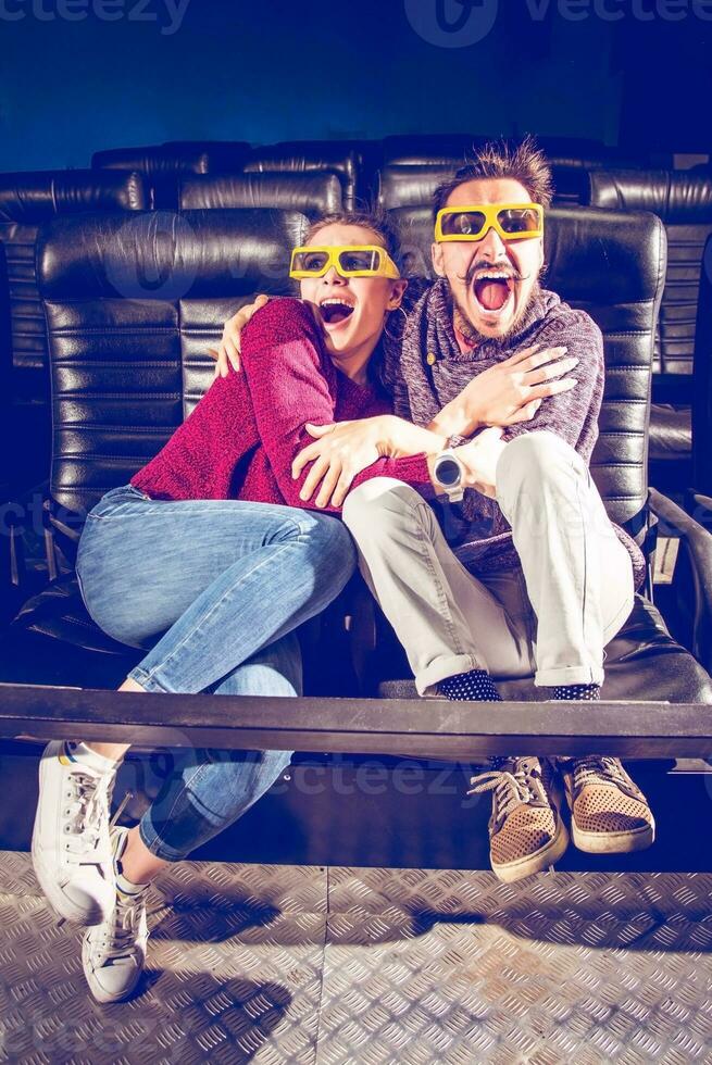 gars et fille 3d des lunettes sont très inquiet tandis que en train de regarder une film dans une cinéma photo