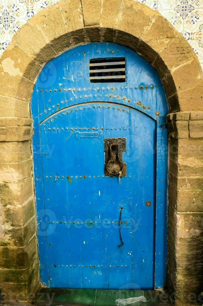 une bleu porte dans une étroit ruelle dans le vieux ville de Maroc photo