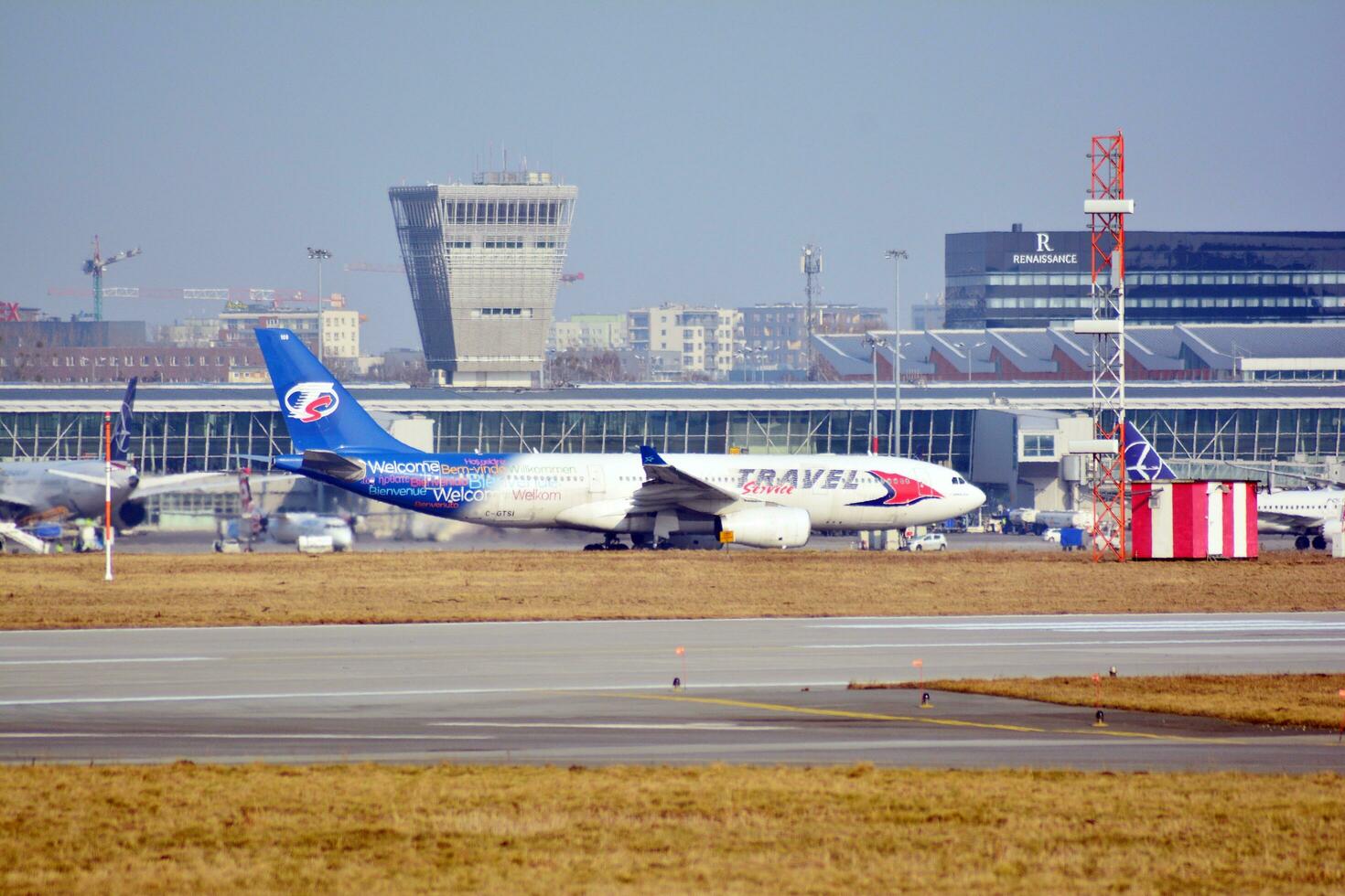 Warsaw, Pologne. 18 Mars 2018. Varsovie chopin aéroport. le avion à le aéroport sur chargement. photo