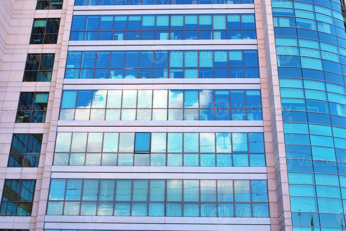 de construction verre mur reflétant bleu ciel. abstrait moderne architecture fragment photo