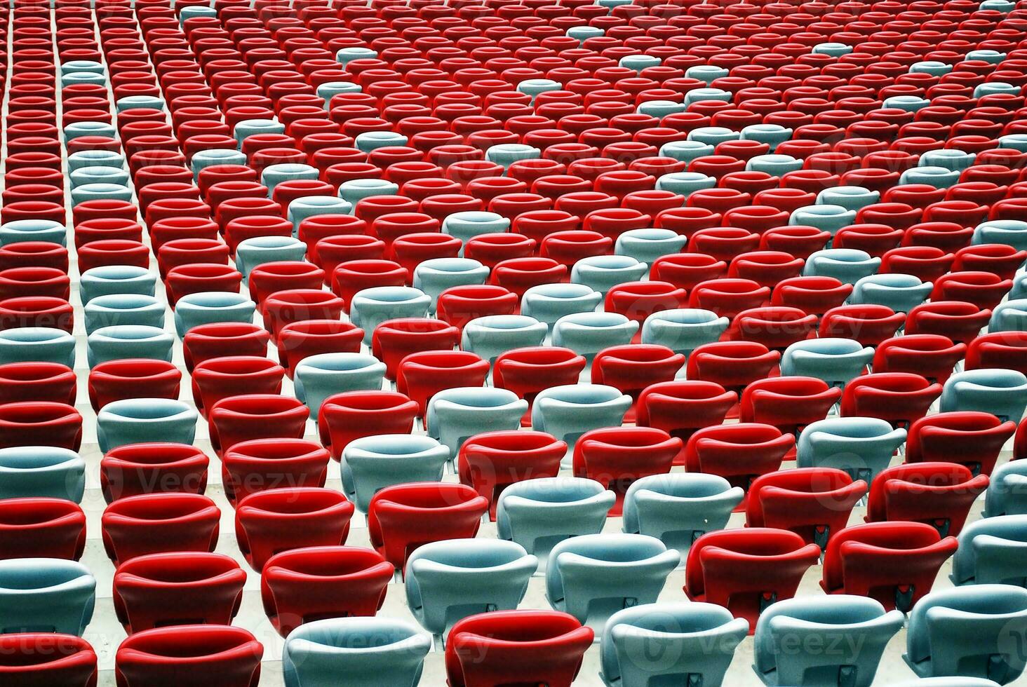 Contexte de vide rouge stade chaises dans une ligne. photo
