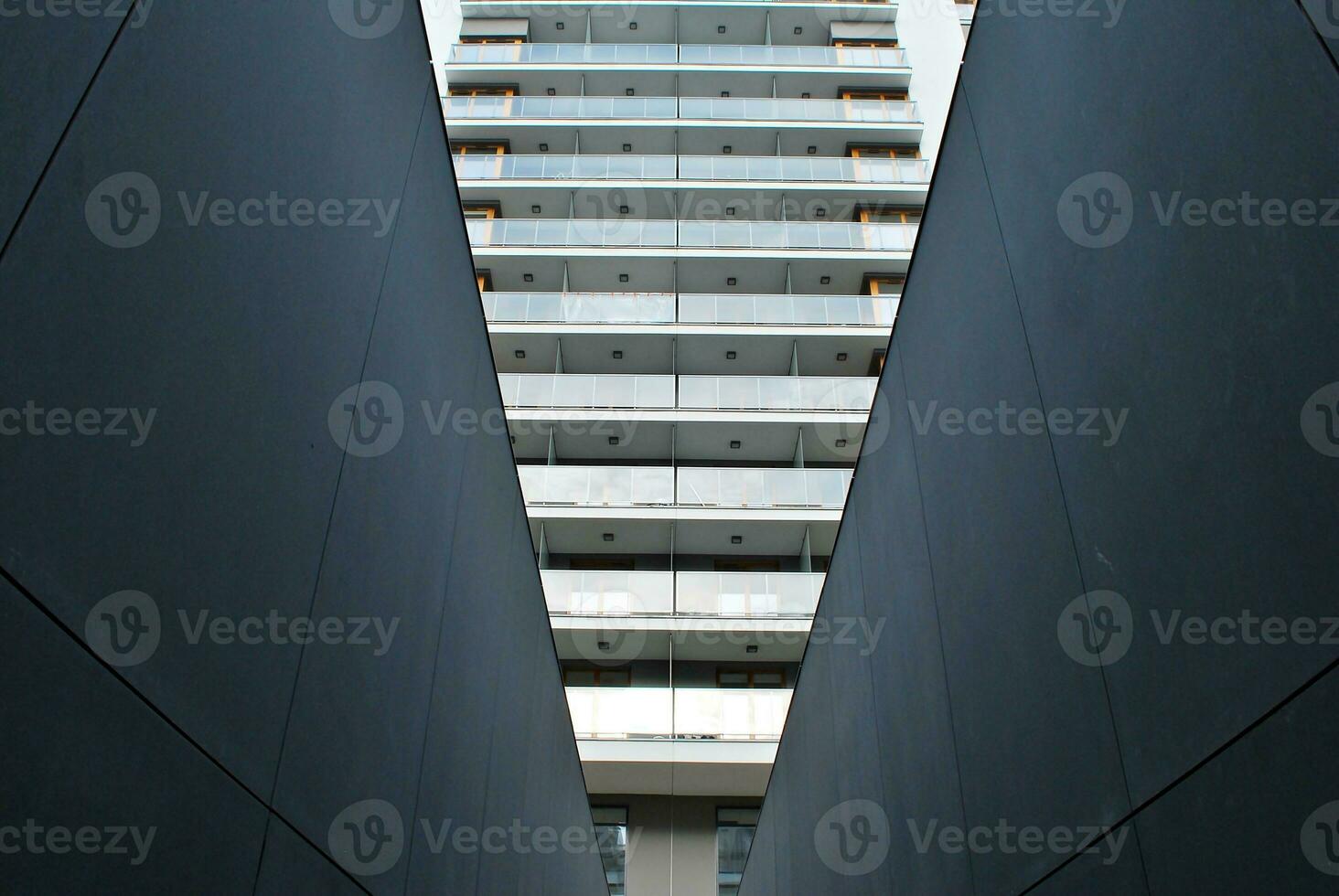 moderne Bureau bâtiment dans le ville avec les fenêtres et acier et aluminium panneaux mur. photo