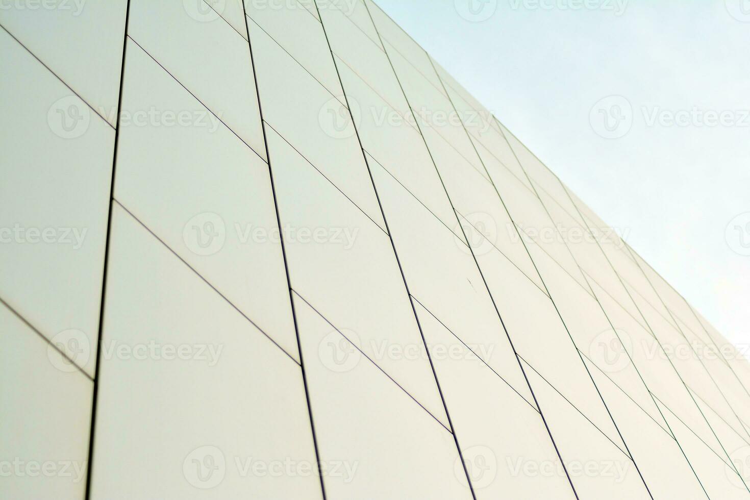 moderne Bureau bâtiment dans le ville avec les fenêtres et acier et aluminium panneaux mur. photo