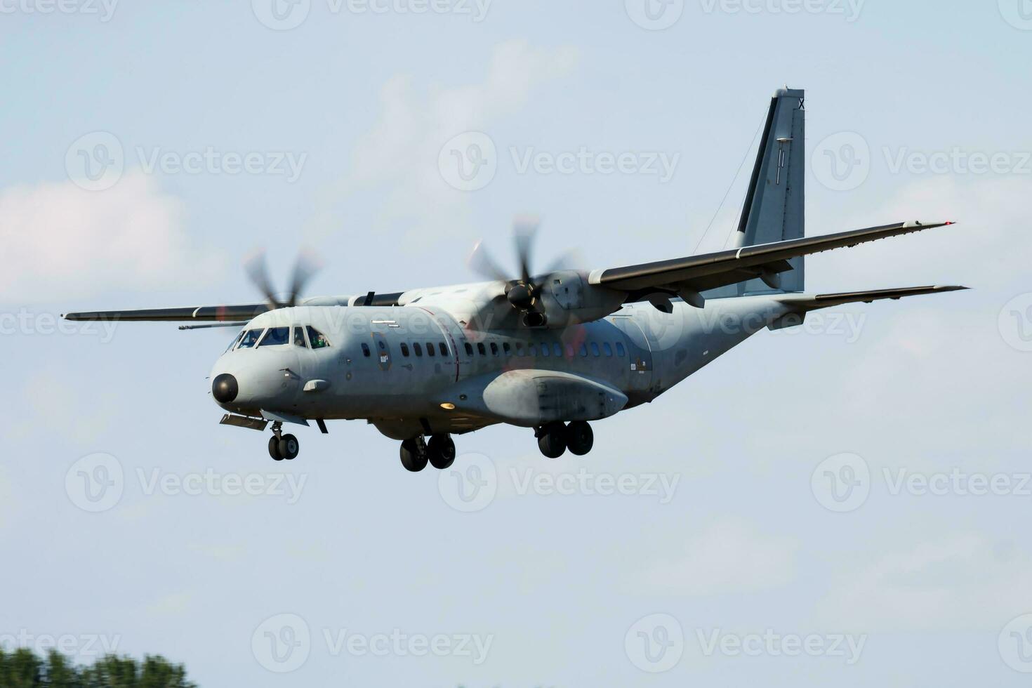 sans titre militaire transport avion à air base. aéroport et aérodrome. air Obliger et armée vol opération. aviation et avion. air ascenseur. militaire industrie. mouche et en volant. photo