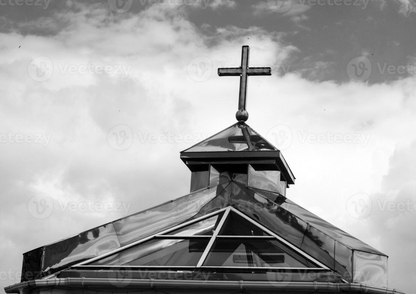 noir et blanc église bâtiment et ciel photo