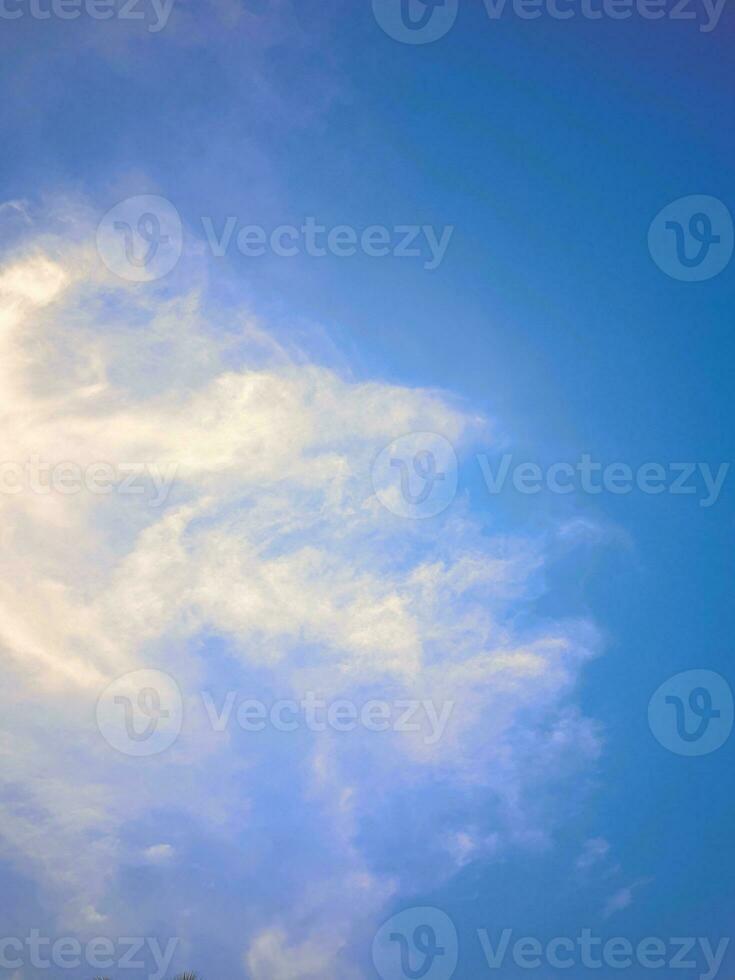 une magnifique bleu ciel avec duveteux blanc des nuages. le ciel est clair et bleu, et le des nuages sont blanc et duveteux. photo