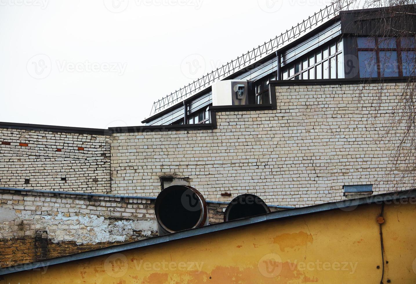 texture des murs urbains en couches sur ciel blanc photo