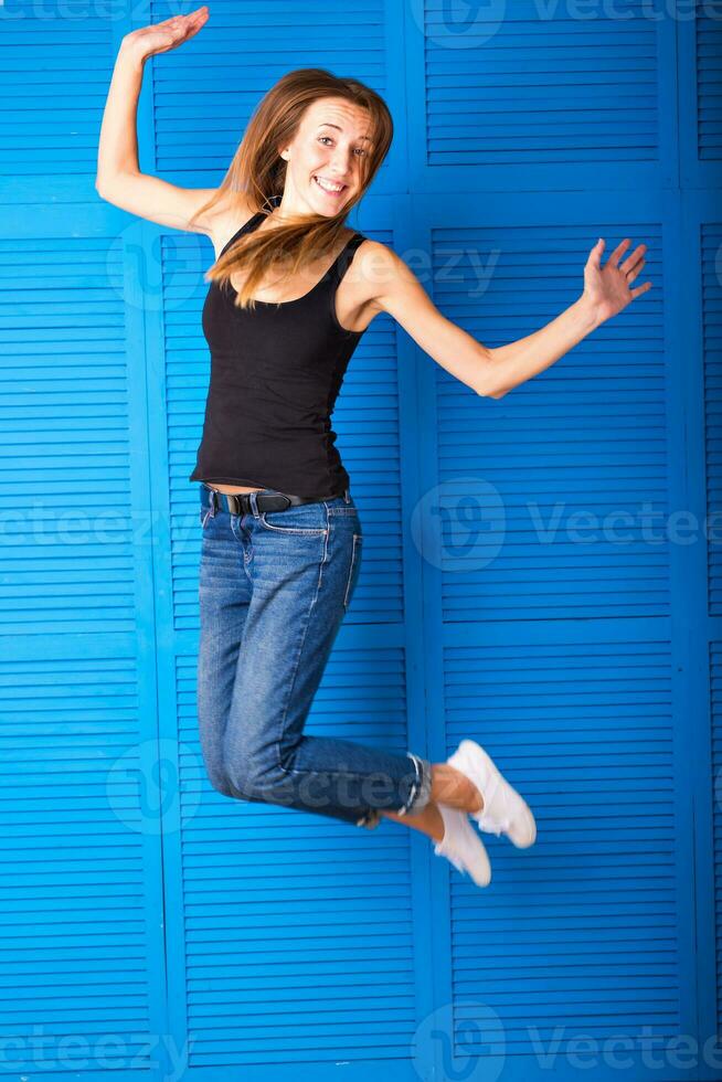 activité et bonheur concept - souriant adolescent fille dans blanc Vide T-shirt sauter photo
