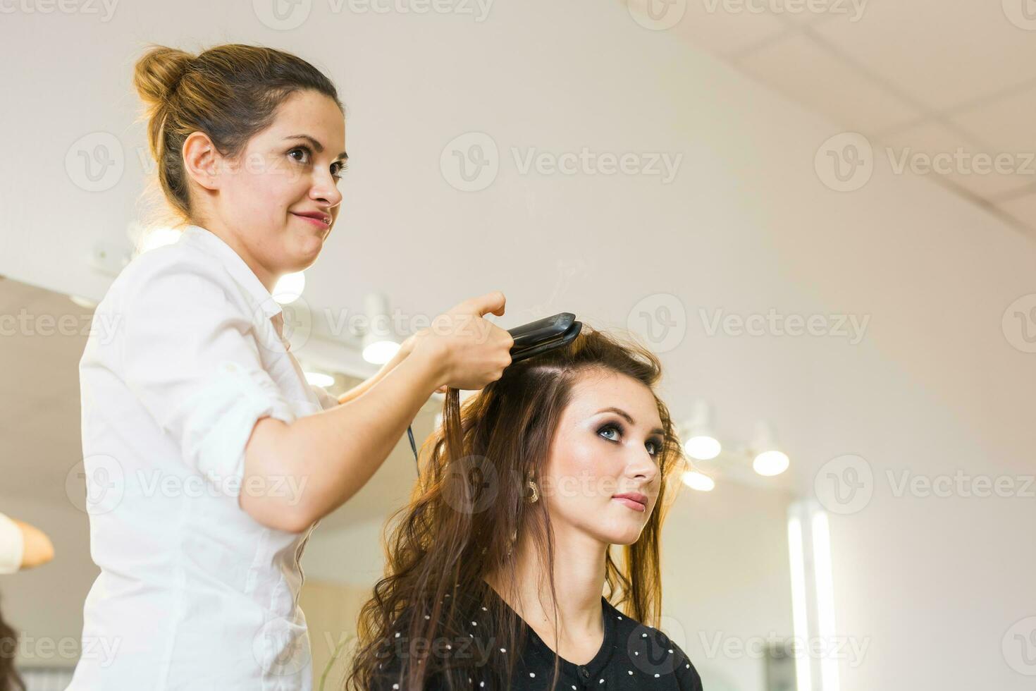coiffeur Faire la Coupe de cheveux pour femmes dans coiffure salon. concept de mode et beauté. positif émotion. photo