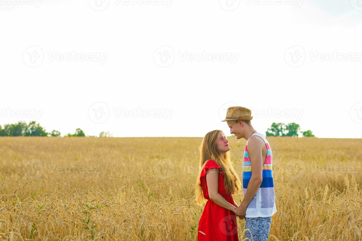 Jeune couple dans le blé champ. été ou l'automne saison, copie espace photo