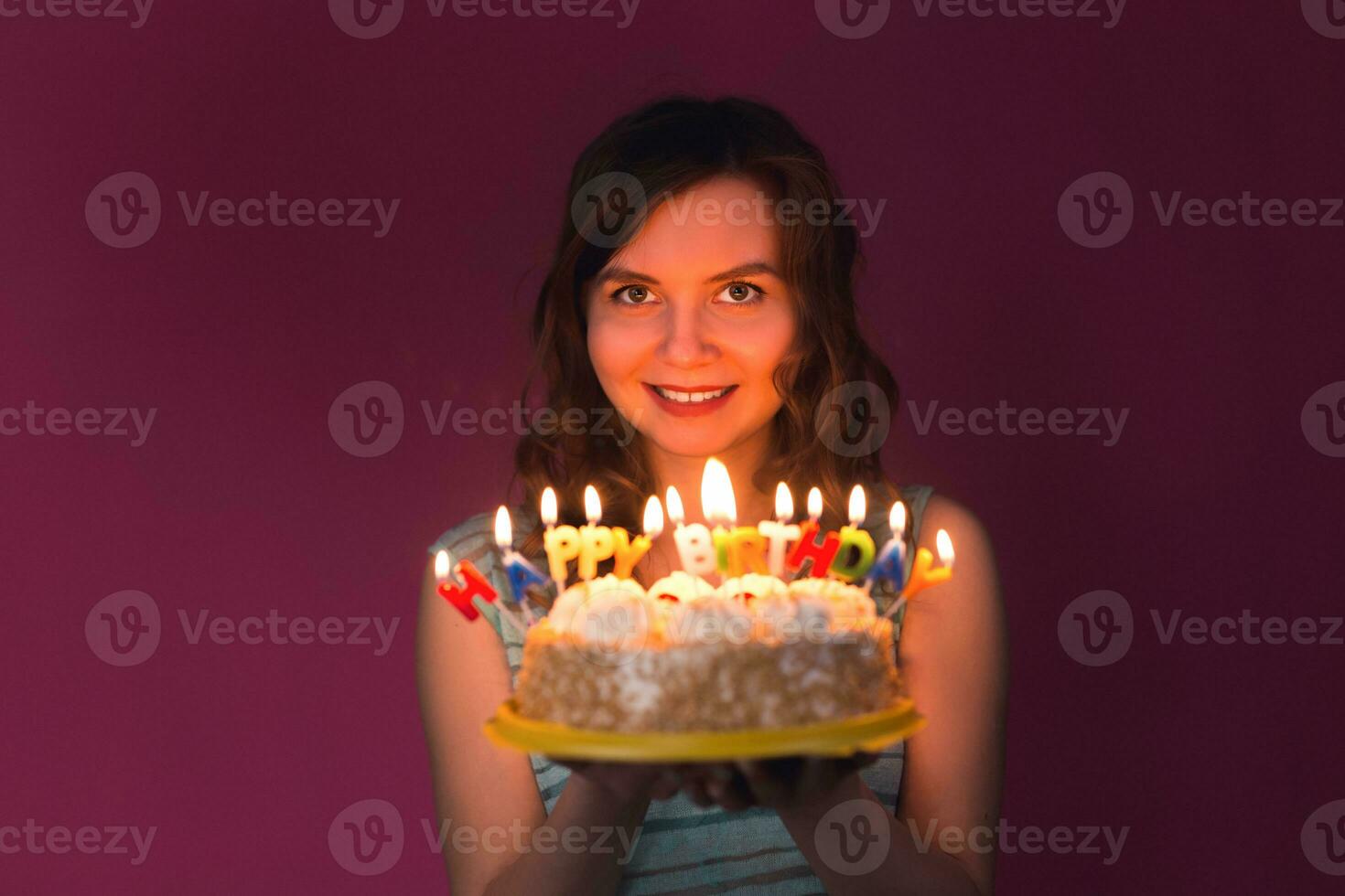 attrayant adolescent fille célébrer sa anniversaire avec gâteau photo