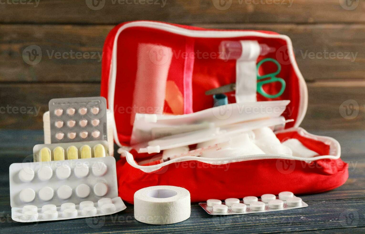 urgence premier aide trousse, médical urgence Provisions pour santé se soucier et sécurité, concept pour porter secours et traitement soutien photo