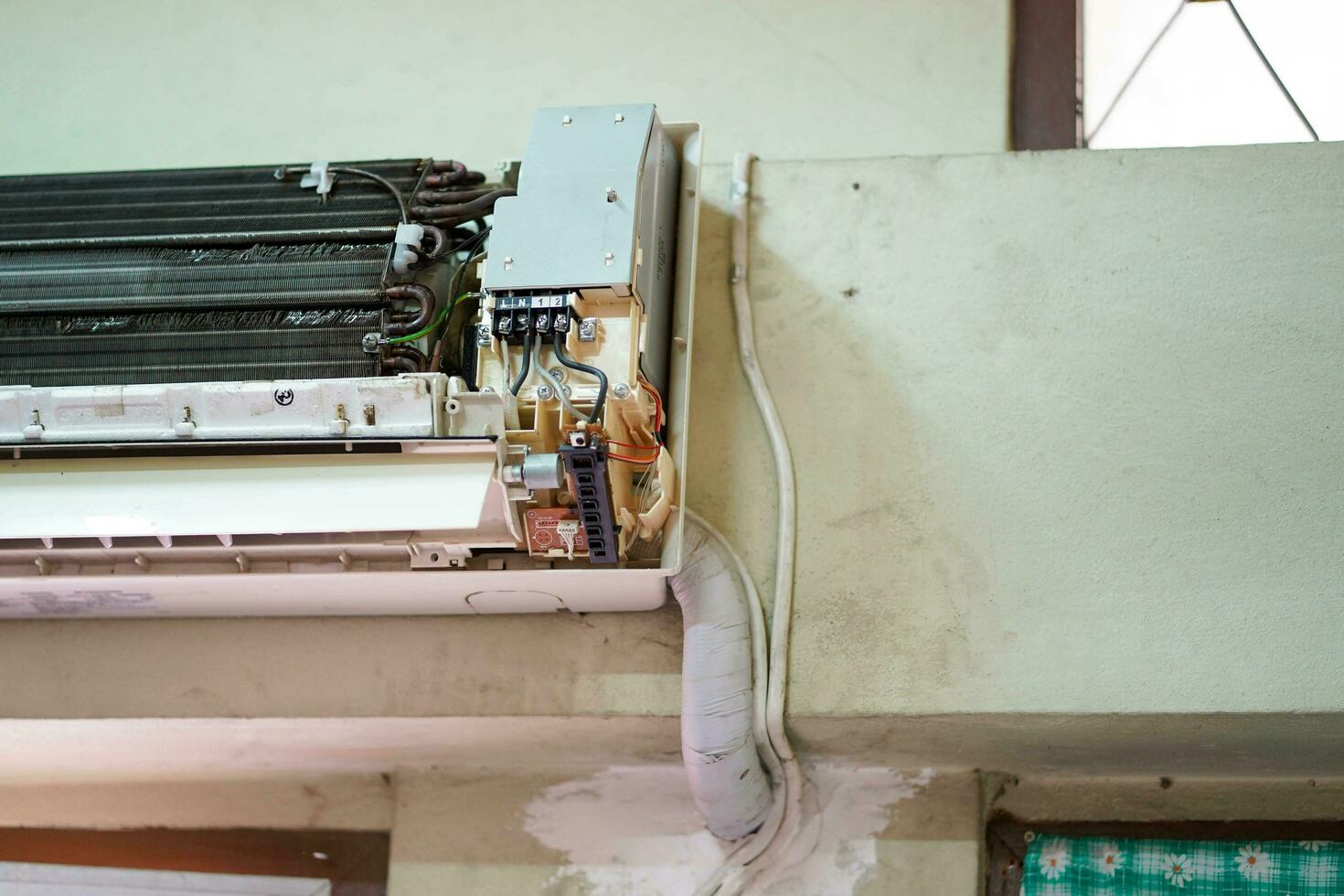 fermer cassé électronique planche de Accueil air Conditionneur attendre une électrique réparation technicien viens à réparer. photo