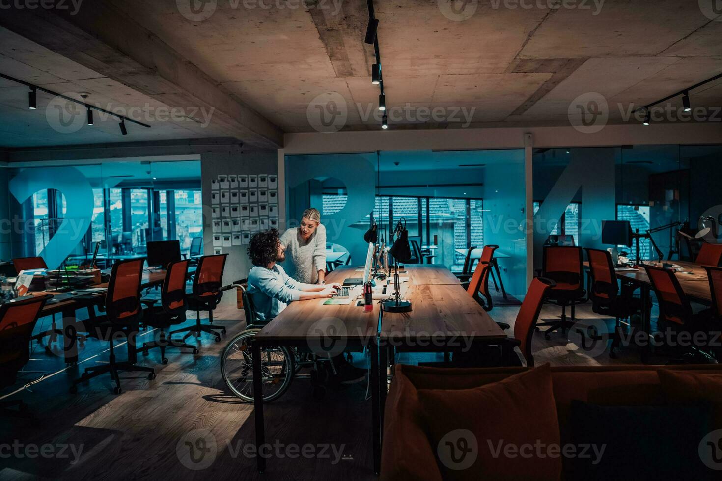 personnes travaillant au bureau photo