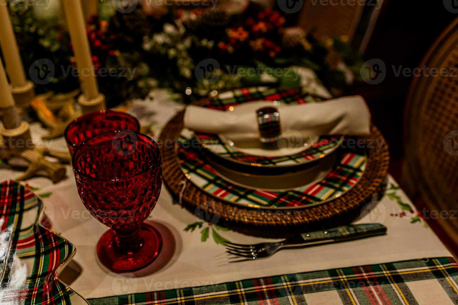 ensemble Noël table avec assiettes et des lunettes photo