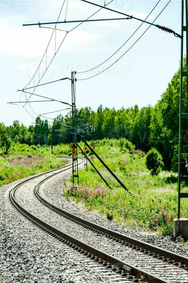 une chemin de fer Piste avec Puissance lignes et fils photo