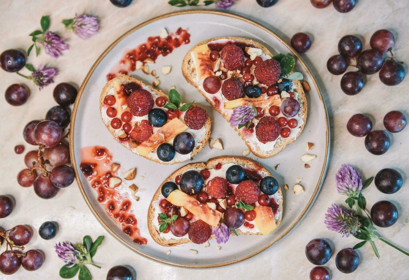 Bruschetta avec fruit et crème fromage photo