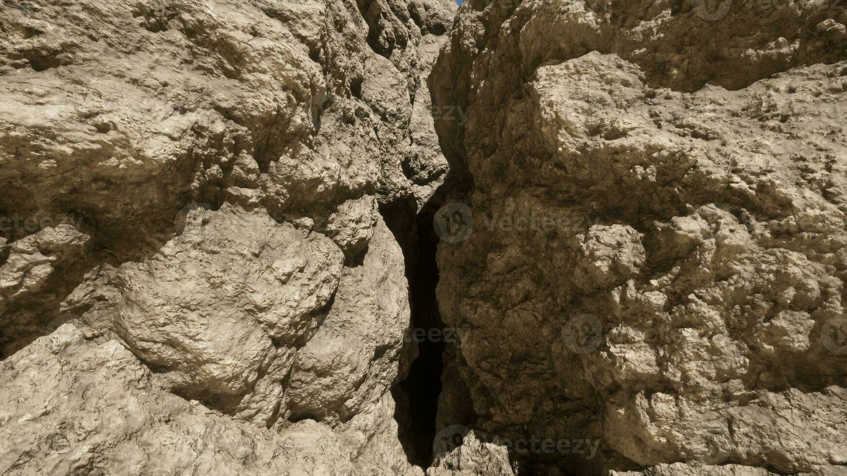 une Roche formation avec une trou dans le milieu de il photo