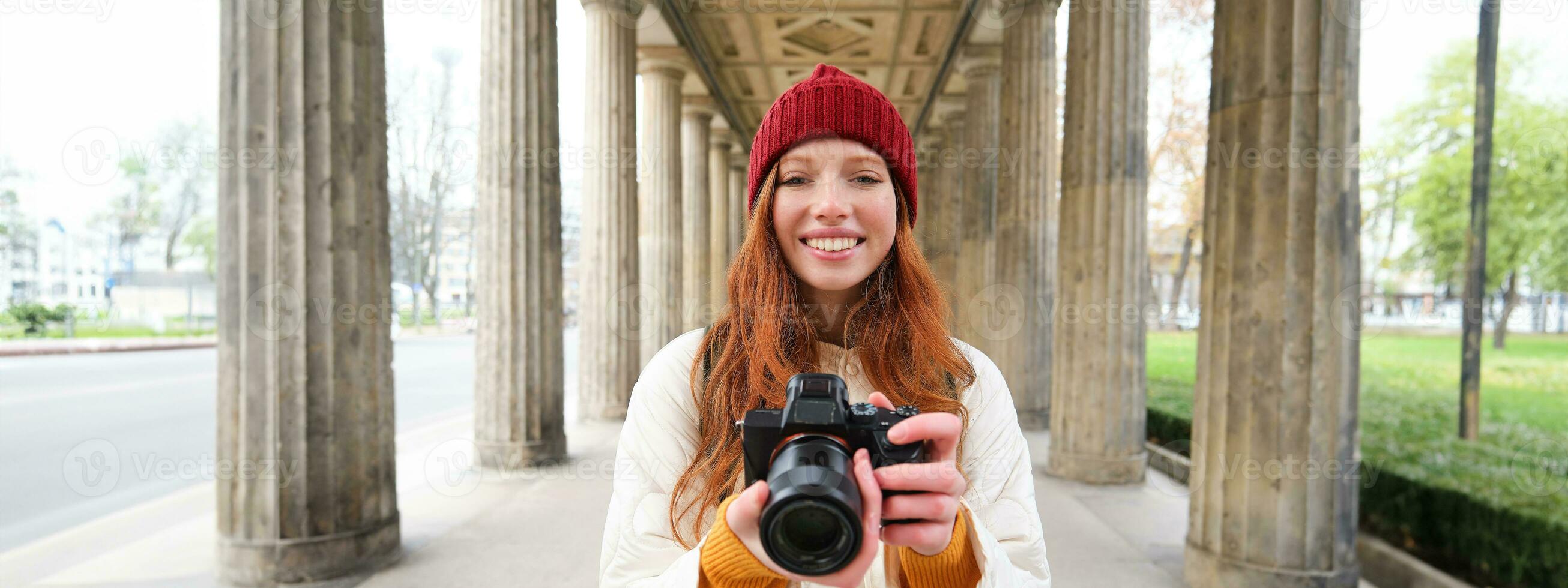 souriant touristique photographe, prend image pendant sa voyage, détient professionnel caméra et fait du Photos