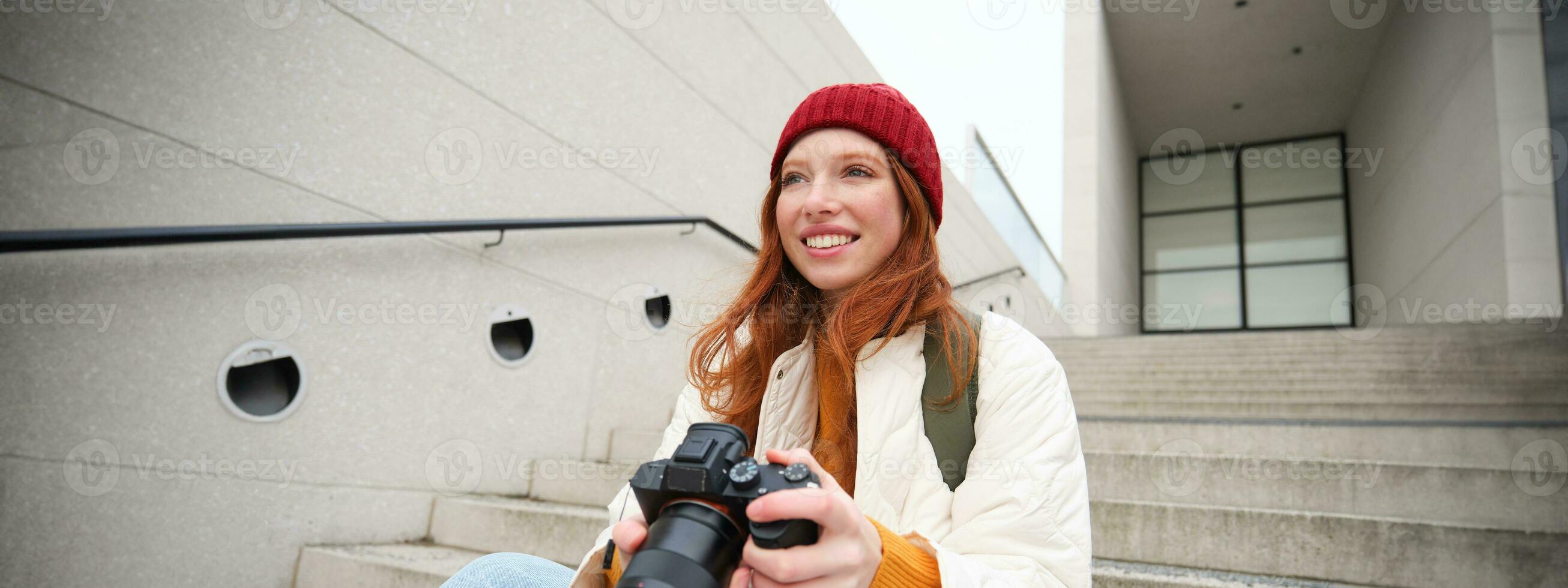 portrait de femelle photographe en marchant autour ville avec professionnel caméra, prise des photos capturer Urbain coups, photographier en plein air