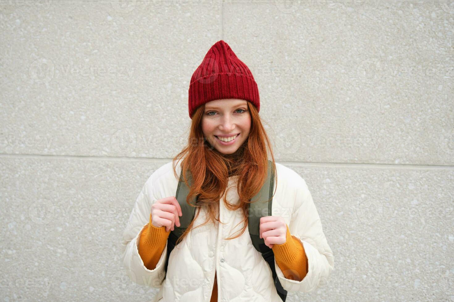 Jeune élégant fille voyageur va touristique, voyages autour ville avec sac à dos, touristique sourit et regards autour photo