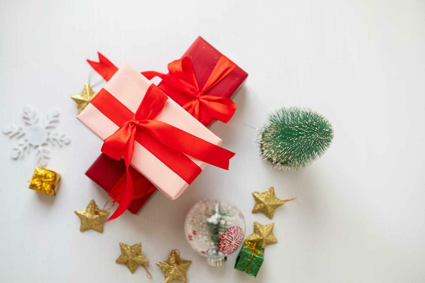 Noël éléments, cadeaux, sapin branches, rouge décorations sur blanc Contexte. Noël concept, hiver, Nouveau année photo