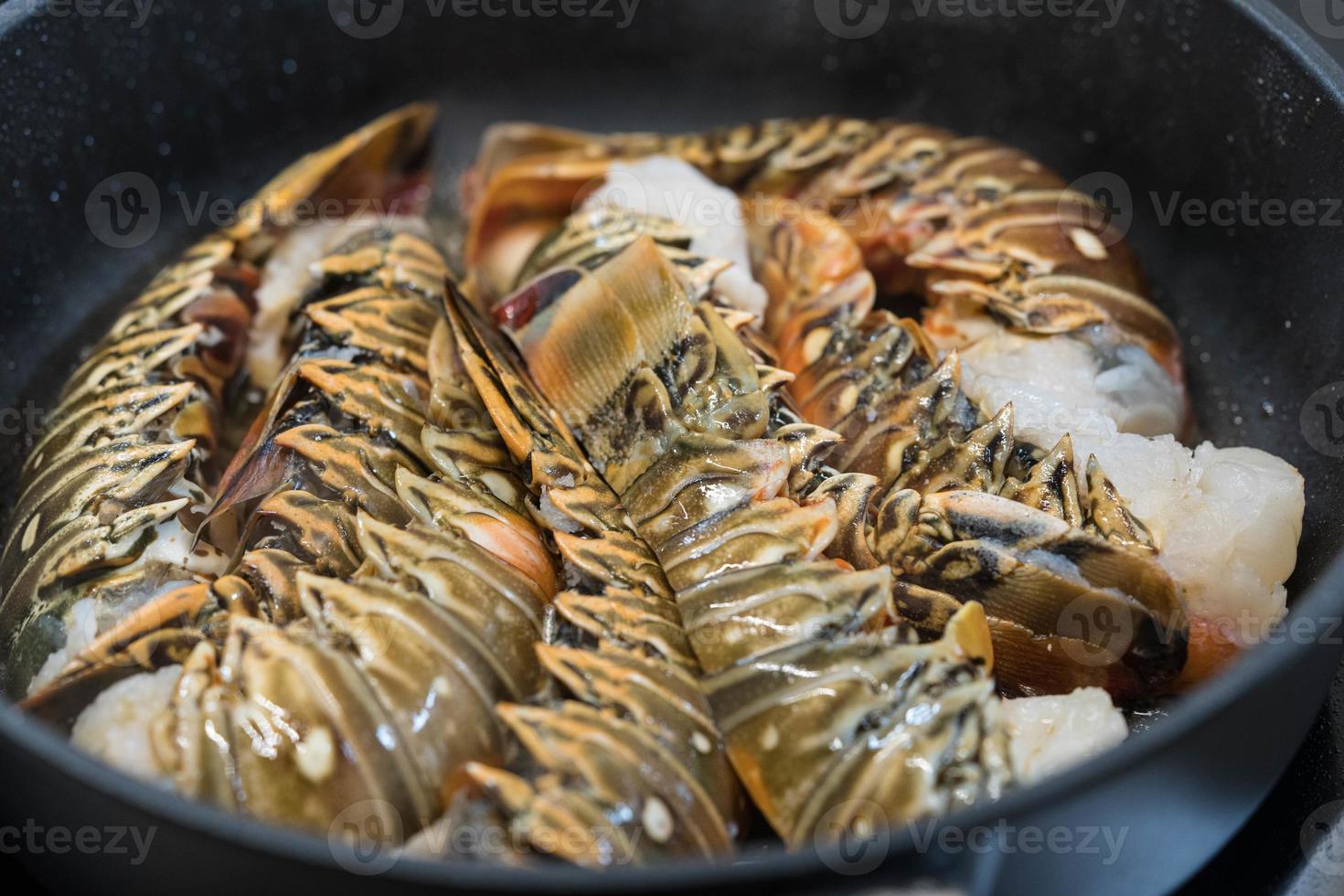 surf and turf avec écrevisses ou homard photo