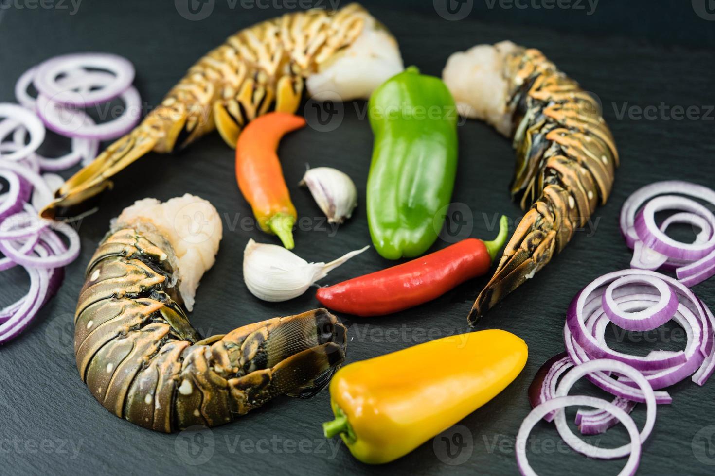 surf and turf avec écrevisses ou homard photo