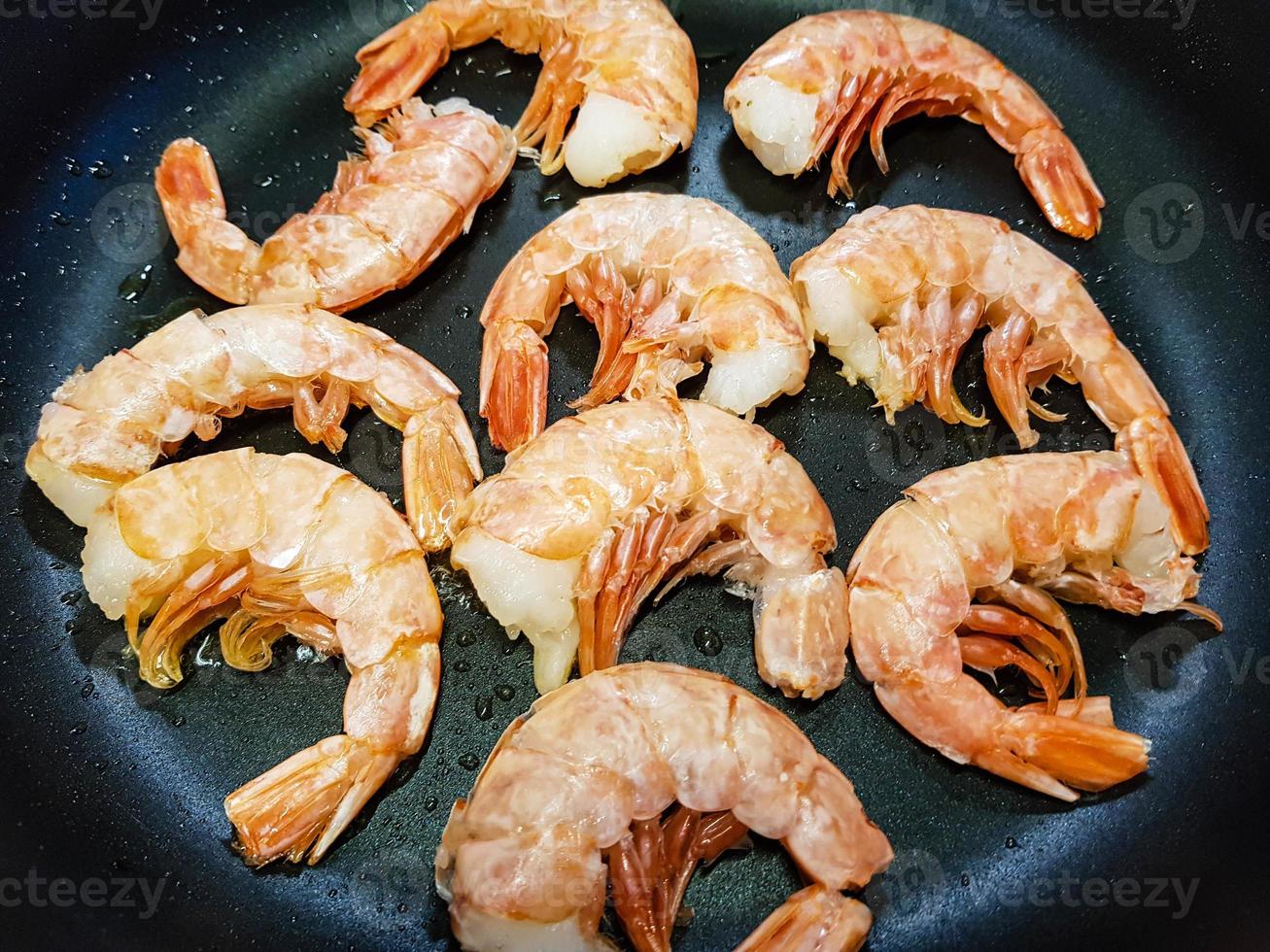 crevettes faciles à éplucher dans une poêle photo