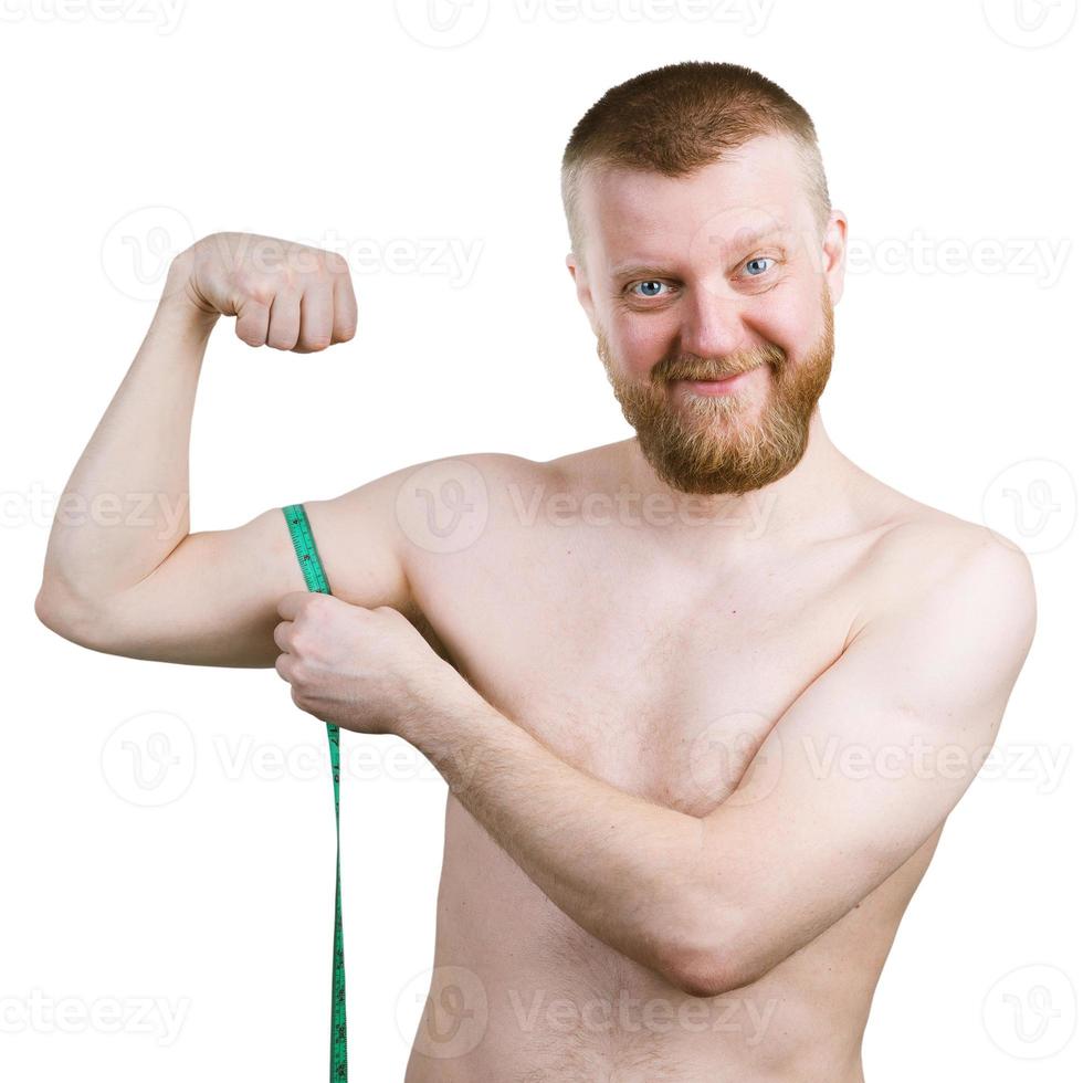 l'homme barbu mesure ses petits biceps photo